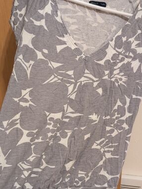 American Eagle Outfitters Gray and White Floral V-Neck Short Sleeve Tee